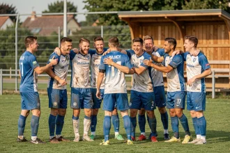 Équipe de football amateur des Yvelines célébrant une victoire lors d'un championnat de district FFF